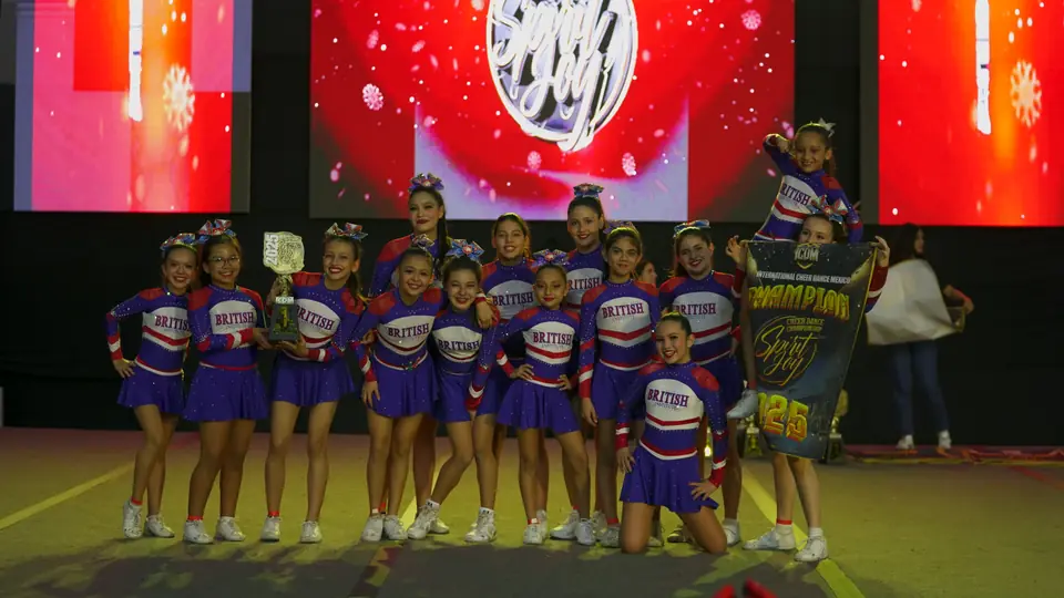Equipo campeón con su banderín de Spirit Joy 2025